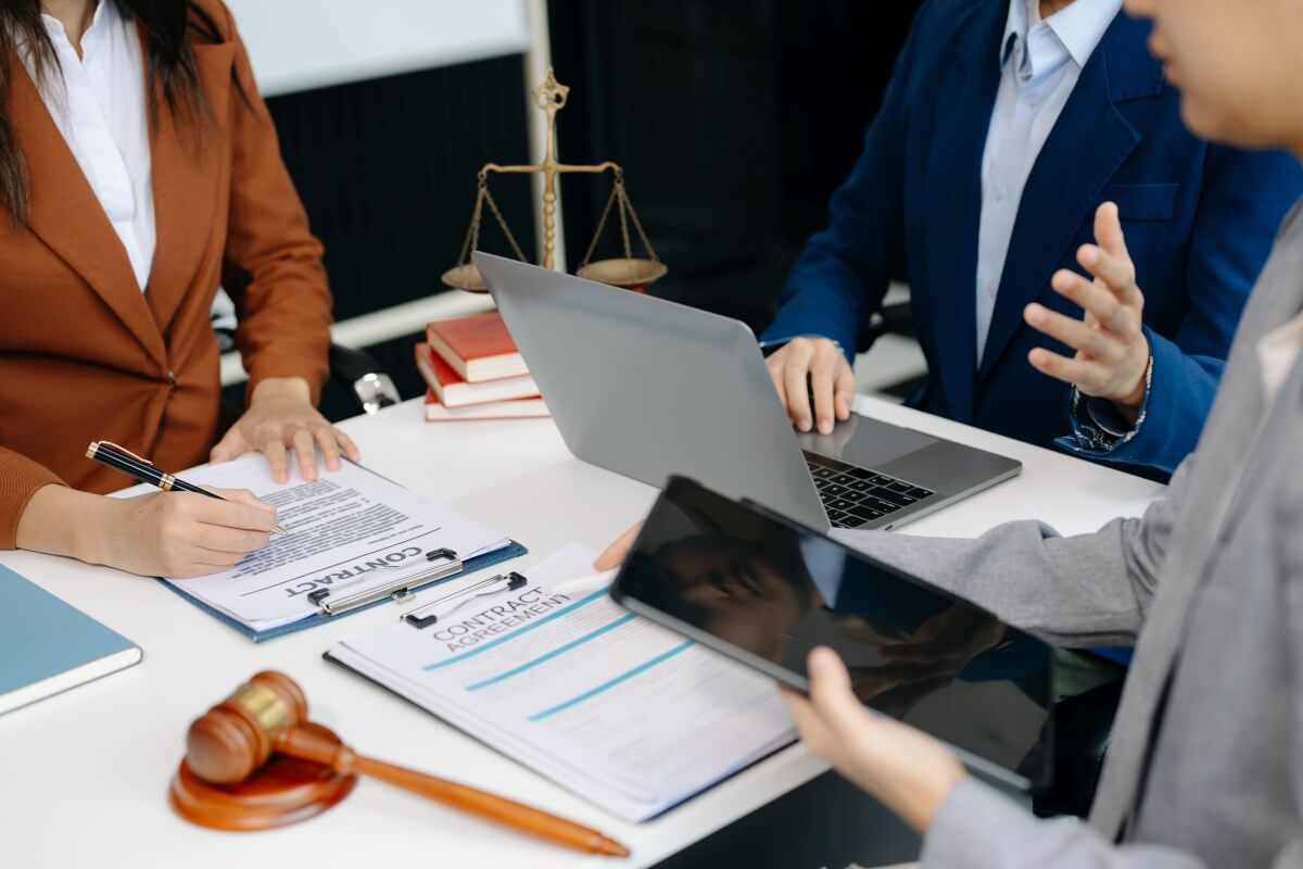 Osoby pracują nad dokumentami w kancelarii radców prawnych w Białymstoku.