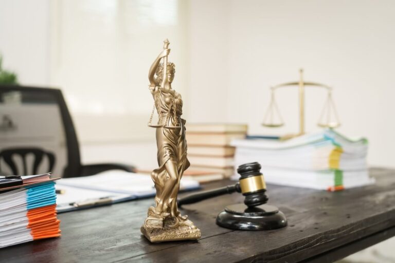 W biurze radcy prawnego w Białymstoku znajduje się biurko z ważnymi akcesoriami prawniczymi.