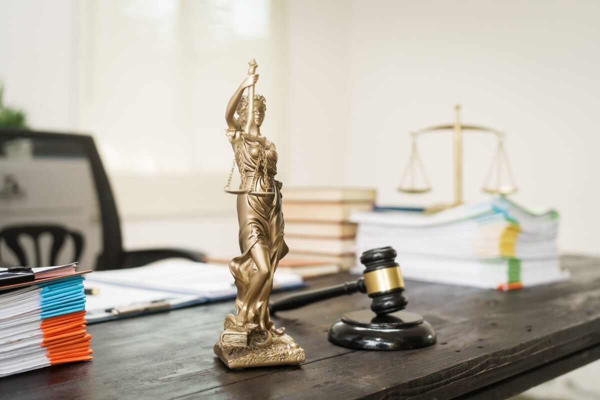 W biurze radcy prawnego w Białymstoku znajduje się biurko z ważnymi akcesoriami prawniczymi.