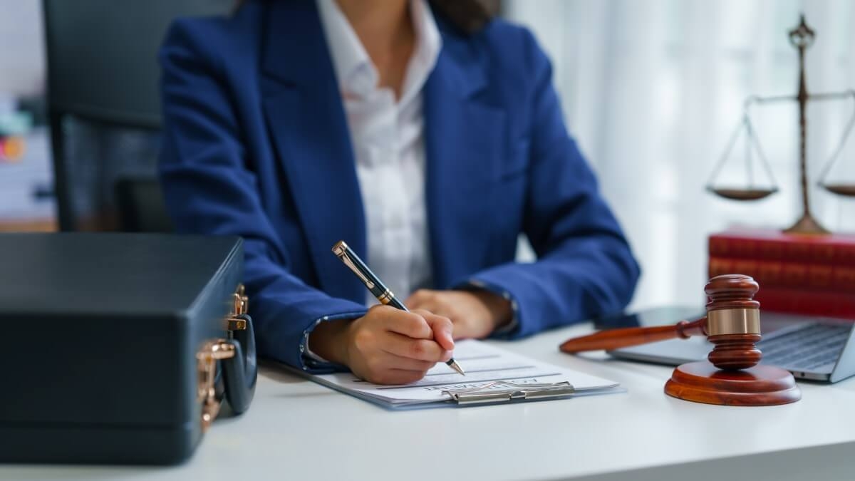 Prawniczka pomaga w oddłużaniu firmy, pisząc dokumenty.